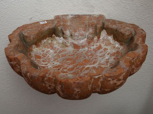 Coppia di acquasantiere in marmo rosso di Verona  - Asta Arredi e dipinti da un antico palazzo marchigiano - Associazione Nazionale - Case d'Asta italiane