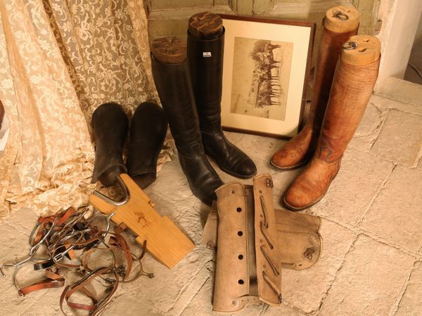 Abbigliamento ed accessori vintage per l'equitazione  - Asta Arredi e dipinti da un antico palazzo marchigiano - Associazione Nazionale - Case d'Asta italiane