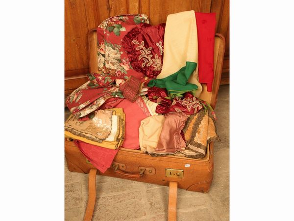 Miscellanea di tessuti  - Asta Arredi e dipinti da un antico palazzo marchigiano - Associazione Nazionale - Case d'Asta italiane