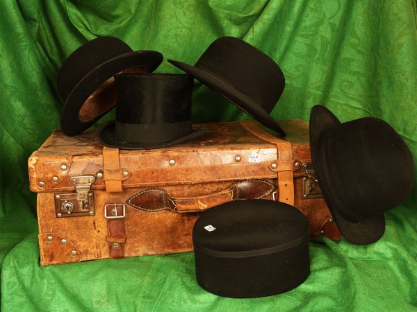 Assortimento di capi ed accessori vintage  - Asta Arredi e dipinti da un antico palazzo marchigiano - Associazione Nazionale - Case d'Asta italiane