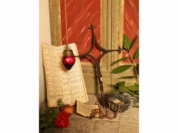 Lotto di curiosit� devozionali  - Asta Arredi e dipinti da un antico palazzo marchigiano - Associazione Nazionale - Case d'Asta italiane