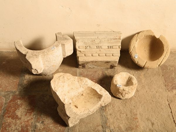 Lotto di antichi frammenti lapidei  - Asta Arredi e dipinti da un antico palazzo marchigiano - Associazione Nazionale - Case d'Asta italiane
