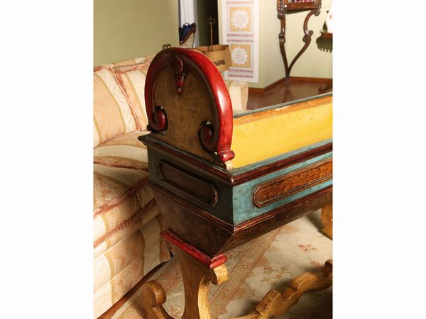 Culla fioriera in legno laccato  - Asta Arredi e dipinti da un antico palazzo marchigiano - Associazione Nazionale - Case d'Asta italiane