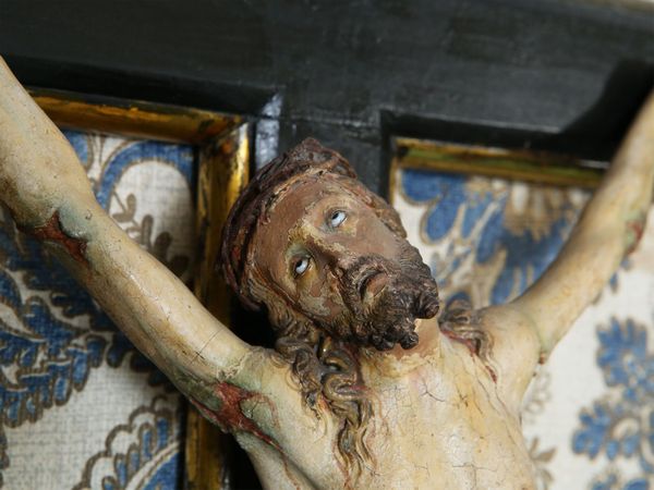 Grande crocifisso in legno e cartapesta  - Asta Arredi e dipinti da un antico palazzo marchigiano - Associazione Nazionale - Case d'Asta italiane