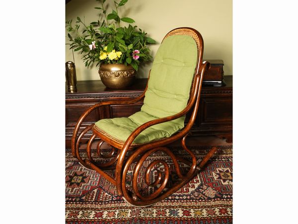 Poltrona a dondolo in faggio curvato  - Asta Arredi e dipinti da un antico palazzo marchigiano - Associazione Nazionale - Case d'Asta italiane