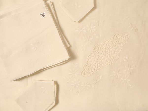 Tovaglia in cotone bianco  - Asta Arredi e dipinti da un antico palazzo marchigiano - Associazione Nazionale - Case d'Asta italiane