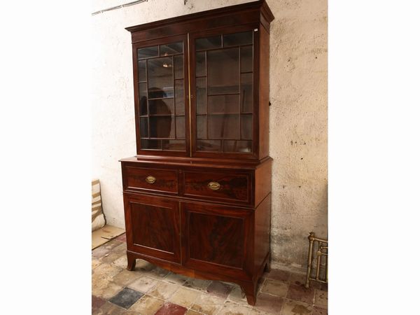 Mobile scrittoio a due corpi impiallacciato in piuma di mogano  - Asta Arredi e dipinti da un antico palazzo marchigiano - Associazione Nazionale - Case d'Asta italiane