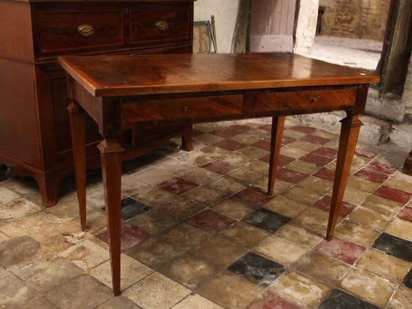 Tavolo scrittoio in ciliegio, impiallacciato in piuma di noce  - Asta Arredi e dipinti da un antico palazzo marchigiano - Associazione Nazionale - Case d'Asta italiane