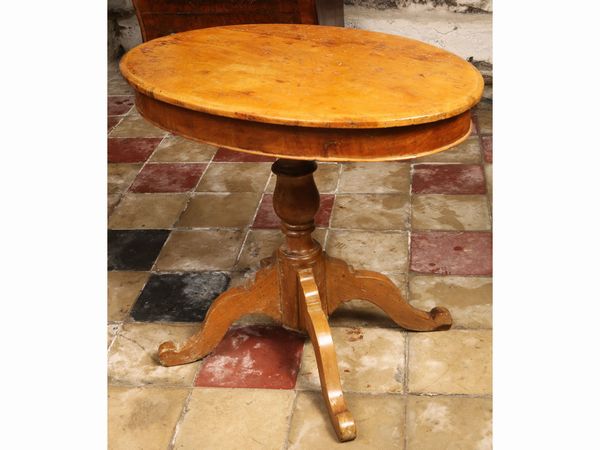 Tavolino ovale da appoggio in noce biondo  - Asta Arredi e dipinti da un antico palazzo marchigiano - Associazione Nazionale - Case d'Asta italiane