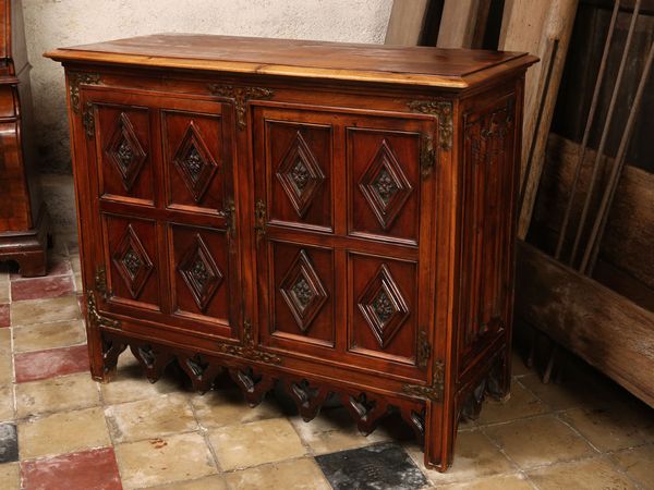 Stipo in noce  - Asta Arredi e dipinti da un antico palazzo marchigiano - Associazione Nazionale - Case d'Asta italiane