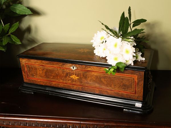 Scrigno impiallacciato in radica di noce  - Asta Arredi e dipinti da un antico palazzo marchigiano - Associazione Nazionale - Case d'Asta italiane