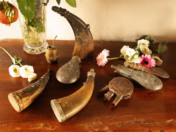 Raccolta di otto fiaschette per polvere da sparo  - Asta Arredi e dipinti da un antico palazzo marchigiano - Associazione Nazionale - Case d'Asta italiane