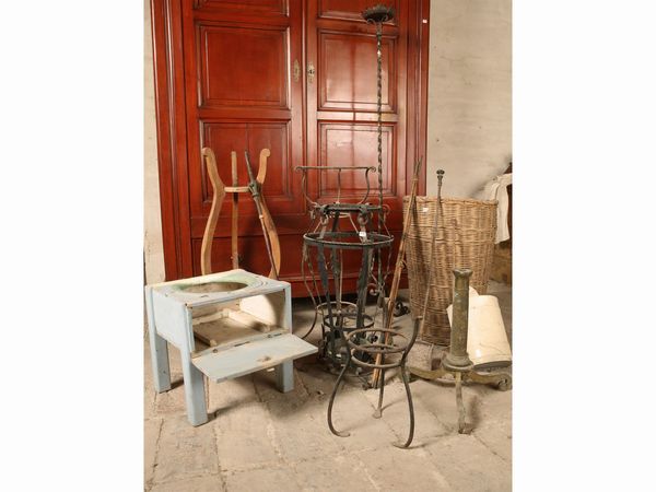 Lotto di curiosit� da soffitta  - Asta Arredi e dipinti da un antico palazzo marchigiano - Associazione Nazionale - Case d'Asta italiane