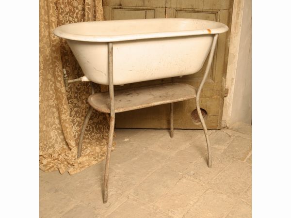 Vasca da bagno per bambini in metallo smaltato  - Asta Arredi e dipinti da un antico palazzo marchigiano - Associazione Nazionale - Case d'Asta italiane