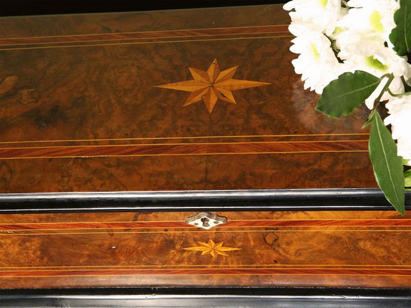 Scrigno impiallacciato in radica di noce  - Asta Arredi e dipinti da un antico palazzo marchigiano - Associazione Nazionale - Case d'Asta italiane