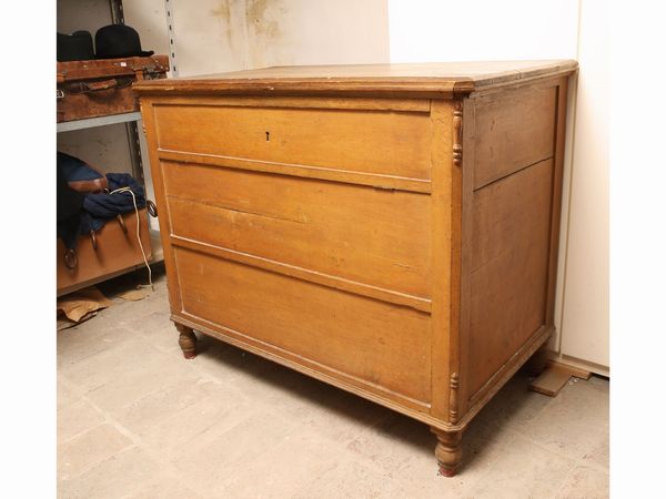 Madia rustica in legno tenero laccato color ocra  - Asta Arredi e dipinti da un antico palazzo marchigiano - Associazione Nazionale - Case d'Asta italiane