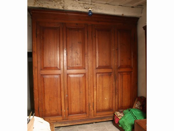 Grande armadio da guardaroba in legno tenero  - Asta Arredi e dipinti da un antico palazzo marchigiano - Associazione Nazionale - Case d'Asta italiane