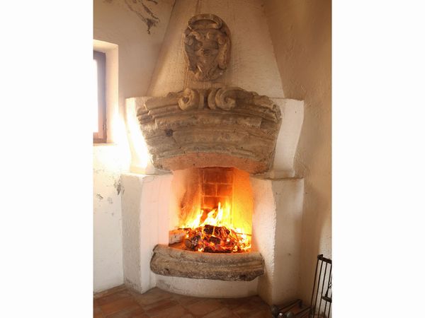 Frammento di arco in pietra serena  - Asta Arredi e dipinti da un antico palazzo marchigiano - Associazione Nazionale - Case d'Asta italiane