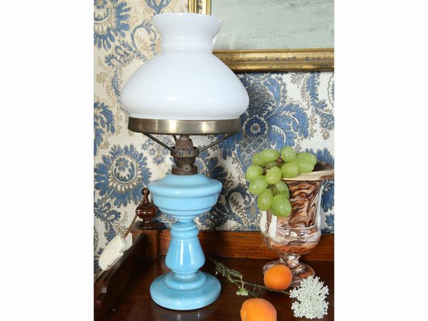 Coppia di lumi ad olio in opaline turchese  - Asta Arredi e dipinti da un antico palazzo marchigiano - Associazione Nazionale - Case d'Asta italiane