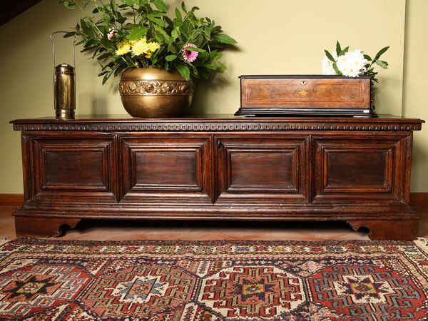 Cassapanca in noce  - Asta Arredi e dipinti da un antico palazzo marchigiano - Associazione Nazionale - Case d'Asta italiane