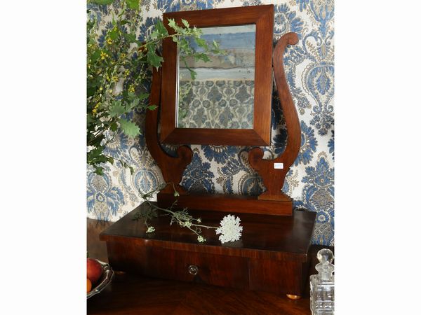 Piccola specchiera a psiche da tavolo impiallaciata in noce  - Asta Arredi e dipinti da un antico palazzo marchigiano - Associazione Nazionale - Case d'Asta italiane