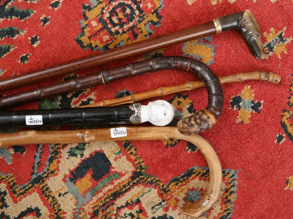 Cinque bastoni da passeggio  - Asta Arredi e dipinti da un antico palazzo marchigiano - Associazione Nazionale - Case d'Asta italiane