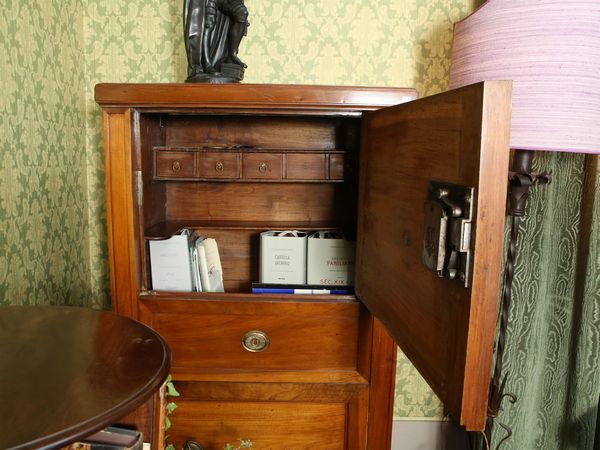 Secretaire cassaforte in ciliegio  - Asta Arredi e dipinti da un antico palazzo marchigiano - Associazione Nazionale - Case d'Asta italiane