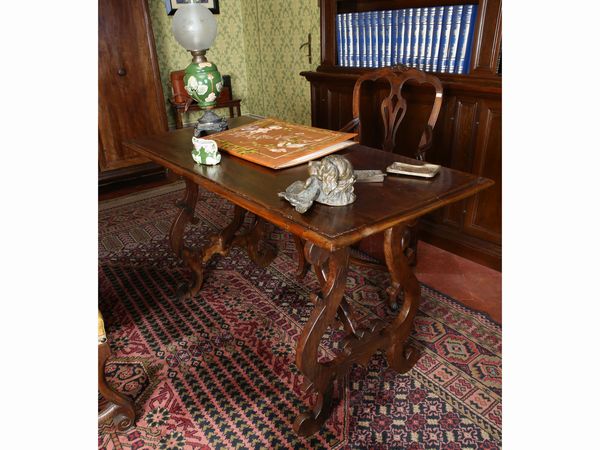 Tavolo a fratina in noce  - Asta Arredi e dipinti da un antico palazzo marchigiano - Associazione Nazionale - Case d'Asta italiane