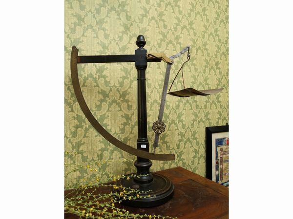 Grande bilancia  - Asta Arredi e dipinti da un antico palazzo marchigiano - Associazione Nazionale - Case d'Asta italiane