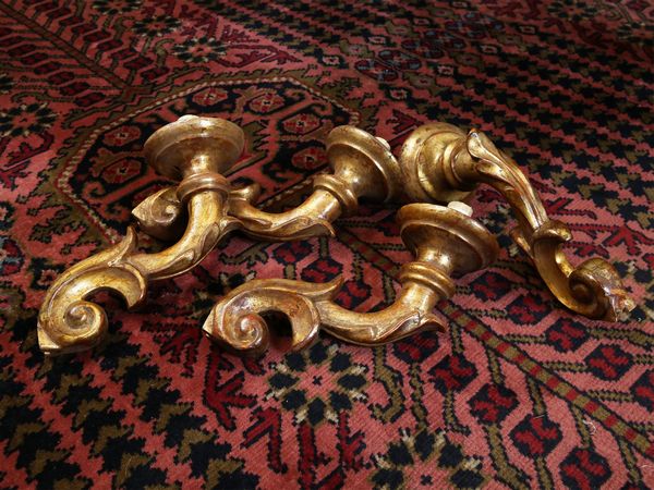 Quattro bracci portacandele in legno laccato e dorato  - Asta Arredi e dipinti da un antico palazzo marchigiano - Associazione Nazionale - Case d'Asta italiane