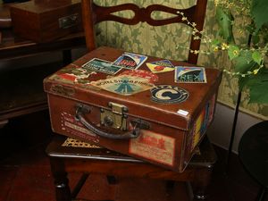 Piccola valigia da viaggio in pelle  - Asta Arredi e dipinti da un antico palazzo marchigiano - Associazione Nazionale - Case d'Asta italiane