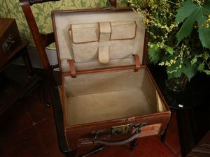 Piccola valigia da viaggio in pelle  - Asta Arredi e dipinti da un antico palazzo marchigiano - Associazione Nazionale - Case d'Asta italiane