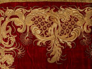 Set da parata per destriero in velluto di seta rosso rubino  - Asta Arredi e dipinti da un antico palazzo marchigiano - Associazione Nazionale - Case d'Asta italiane