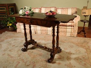 Tavolino a bandelle impiallacciato in noce e radica di noce  - Asta Arredi e dipinti da un antico palazzo marchigiano - Associazione Nazionale - Case d'Asta italiane