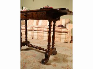 Tavolino a bandelle impiallacciato in noce e radica di noce  - Asta Arredi e dipinti da un antico palazzo marchigiano - Associazione Nazionale - Case d'Asta italiane