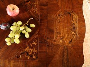 Tavolino a bandelle impiallacciato in noce e radica di noce  - Asta Arredi e dipinti da un antico palazzo marchigiano - Associazione Nazionale - Case d'Asta italiane