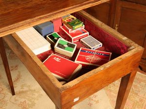 Tavolino da gioco impiallacciato in ciliegio  - Asta Arredi e dipinti da un antico palazzo marchigiano - Associazione Nazionale - Case d'Asta italiane