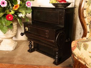 Organetto a manovella in legno ebanizzato  - Asta Arredi e dipinti da un antico palazzo marchigiano - Associazione Nazionale - Case d'Asta italiane