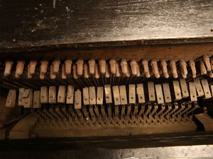 Organetto a manovella in legno ebanizzato  - Asta Arredi e dipinti da un antico palazzo marchigiano - Associazione Nazionale - Case d'Asta italiane