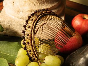 Due accessori per acconciature in metallo dorato  - Asta Arredi e dipinti da un antico palazzo marchigiano - Associazione Nazionale - Case d'Asta italiane