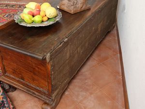 Cassapanca in noce e radica di noce  - Asta Arredi e dipinti da un antico palazzo marchigiano - Associazione Nazionale - Case d'Asta italiane