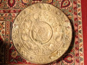 Scudo da parata in tole sbalzata  - Asta Arredi e dipinti da un antico palazzo marchigiano - Associazione Nazionale - Case d'Asta italiane