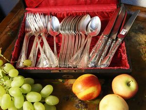 Servizio di posate in metallo argentato  - Asta Arredi e dipinti da un antico palazzo marchigiano - Associazione Nazionale - Case d'Asta italiane