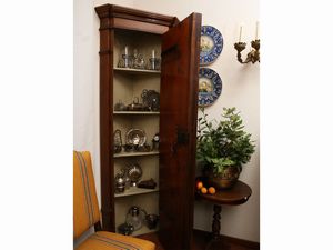 Coppia di angoliere in noce  - Asta Arredi e dipinti da un antico palazzo marchigiano - Associazione Nazionale - Case d'Asta italiane