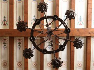 Lampadario a corona in ferro battuto  - Asta Arredi e dipinti da un antico palazzo marchigiano - Associazione Nazionale - Case d'Asta italiane