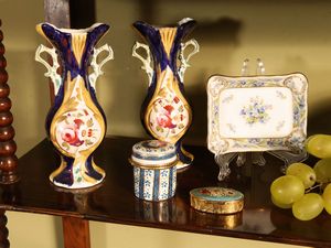 Lotto di curiosit� in porcellana  - Asta Arredi e dipinti da un antico palazzo marchigiano - Associazione Nazionale - Case d'Asta italiane