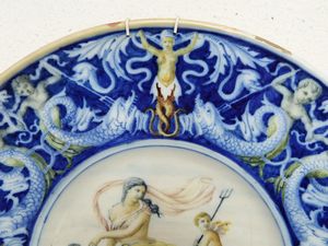Coppia di piatti da parata in maiolica  - Asta Arredi e dipinti da un antico palazzo marchigiano - Associazione Nazionale - Case d'Asta italiane