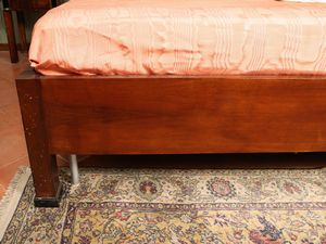 Letto matrimoniale in noce  - Asta Arredi e dipinti da un antico palazzo marchigiano - Associazione Nazionale - Case d'Asta italiane