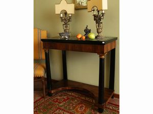 Coppia di piccole console impiallacciate in piuma di noce e legno ebanizzato  - Asta Arredi e dipinti da un antico palazzo marchigiano - Associazione Nazionale - Case d'Asta italiane