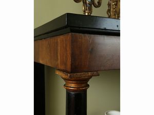 Coppia di piccole console impiallacciate in piuma di noce e legno ebanizzato  - Asta Arredi e dipinti da un antico palazzo marchigiano - Associazione Nazionale - Case d'Asta italiane